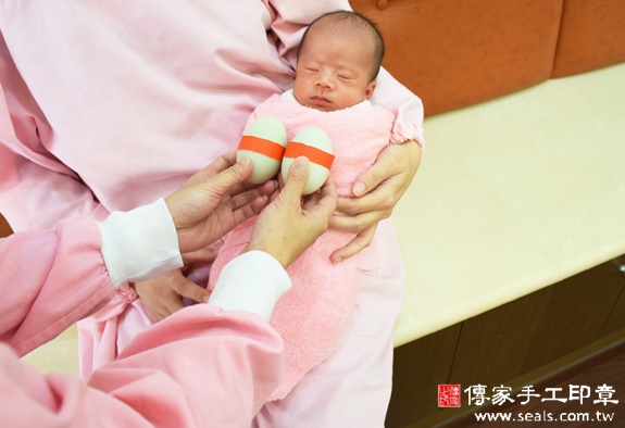 方哥哥(新北中和區到府嬰兒寶寶滿月剃頭理髮、免費到府嬰兒剃胎毛儀式吉祥話)。到府剃頭剃胎毛主持、專業拍照、DVD光碟、證書。★購買「臍帶章、肚臍章、胎毛筆刷印章」贈送：剃頭、收涎、抓周，三選一。2015.11.19 照片4